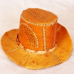 Шляпа изготовлена из бересты.